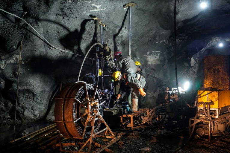 Des mineurs travaillent sur un site d'extraction d'antimoine souterrain de lentreprise Talco Gold, à la mine de Saritag, dans l'ouest du Tadjikistan, le 26 août 2025