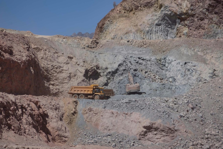 Des ouvriers de l'entreprise Talco Gold extraient de l'antimoine dans des carrières à ciel ouvert de la mine de Saritag, dans l'ouest du Tadjikistan, le 26 août 2025