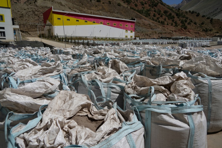 Des sacs d'antimoine pur à 30 % à l'extérieur d'une installation de traitement de l'entreprise Talco Gold, à la mine de Saritag, dans l'ouest du Tadjikistan, le 26 août 2025