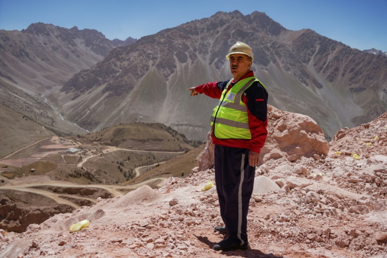 Murod Dzhumazoda, directeur adjoint de l'entreprise Talco Gold, sur le site d'extraction d'antimoine à la mine de Saritag, dans l'ouest du Tadjikistan, le 26 août 2025