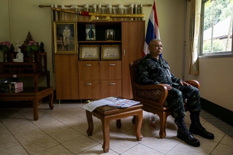 Photo fournie par Luke Duggleby prise le 12 décembre 2025 et transmise à l'AFP le 25 février 2026 montrant le lieutenant-général Worathep Bunya, chef d'une force opérationnelle d'interception à la frontière, lors d'une interview à Chiang Mai, en Thaïlande