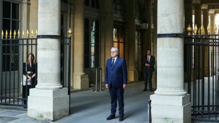 Le président du Conseil constitutionnel Richard Ferrand devant l'entrée du Conseil à Paris, le 9 octobre 2025