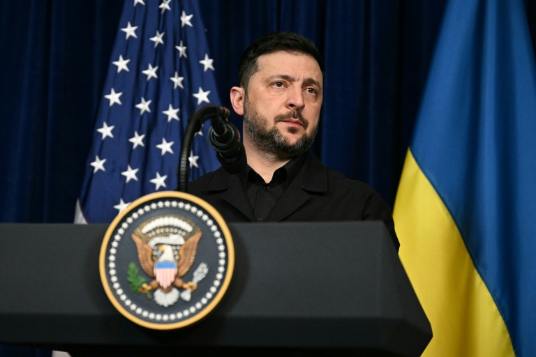 Le président ukrainien Volodymyr Zelensky en conférence de presse dans la résidence de Mar-a-Lago du président américain Donald Trump, en Floride, le 28 décembre 2025