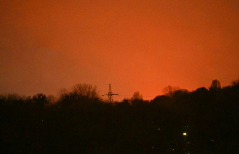 La lueur d'une explosion russe dans le ciel de Kiev, le 27 décembre 2025