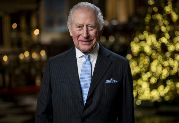 Le roi Charles III souriant pendant l'enregistrement de son message de Noël dans la chapelle Sainte-Marie-Madeleine de l'abbaye de Westminster, le 11 décembre 2025 à Londres