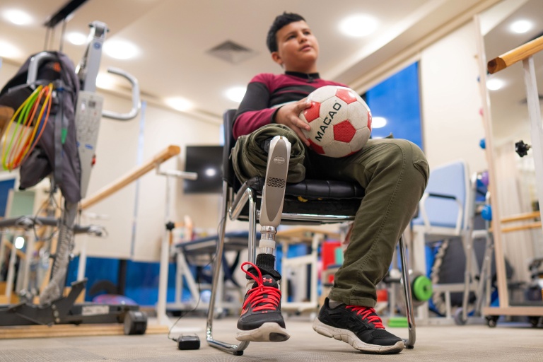 Mahmoud Abou Nusair, un adolescent palestinien de 15 ans qui a perdu sa jambe pendant la guerre à Gaza, donne une interview dans un centre médical où il reçoit des soins, à Amman, le 13 octobre 2026
