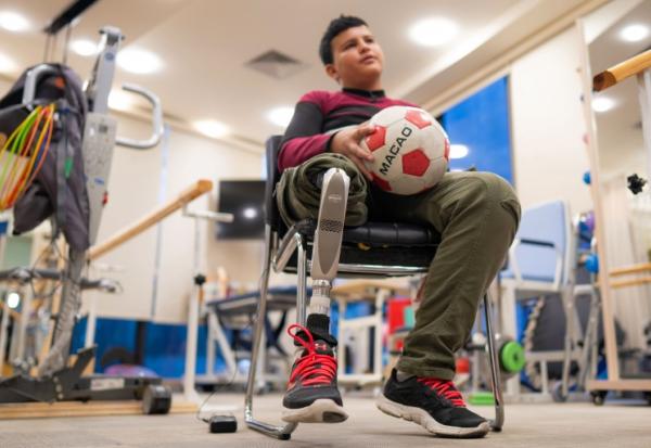 Mahmoud Abou Nusair, un adolescent palestinien de 15 ans qui a perdu sa jambe pendant la guerre à Gaza, donne une interview dans un centre médical où il reçoit des soins, à Amman, le 13 octobre 2026
