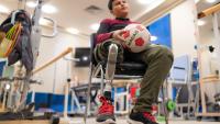 Mahmoud Abou Nusair, un adolescent palestinien de 15 ans qui a perdu sa jambe pendant la guerre à Gaza, donne une interview dans un centre médical où il reçoit des soins, à Amman, le 13 octobre 2026
