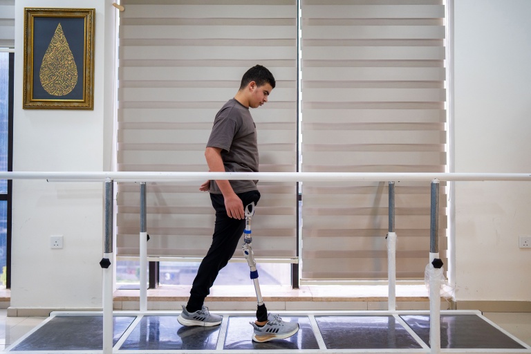 Zuhdi Abou Shanab, un adolescent palestinien de 17 ans qui a perdu sa jambe pendant la guerre à Gaza, s'entraîne à marcher avec une prothèse dans un centre médical où il reçoit des soins, à Amman, le 13 octobre 2026