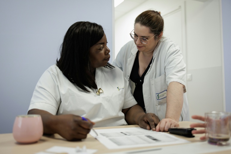 Barkissa Bance (G), responsable de l'unité d'accueil pour enfants en danger (Uaped), s'entretient avec l'infirmière Céline Cazaux (D), au centre hospitalier sud francilien de Corbeil-Essonnes, le 30 juin 2026
