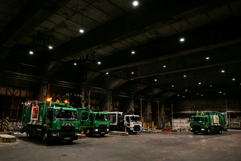 Des camions-poubelles déversent leur chargement dans la fosse à ordures de l'incinérateur Isséane Syctom d'Issy-les-Moulineaux, le 25 novembre 2025 en périphérie de Paris