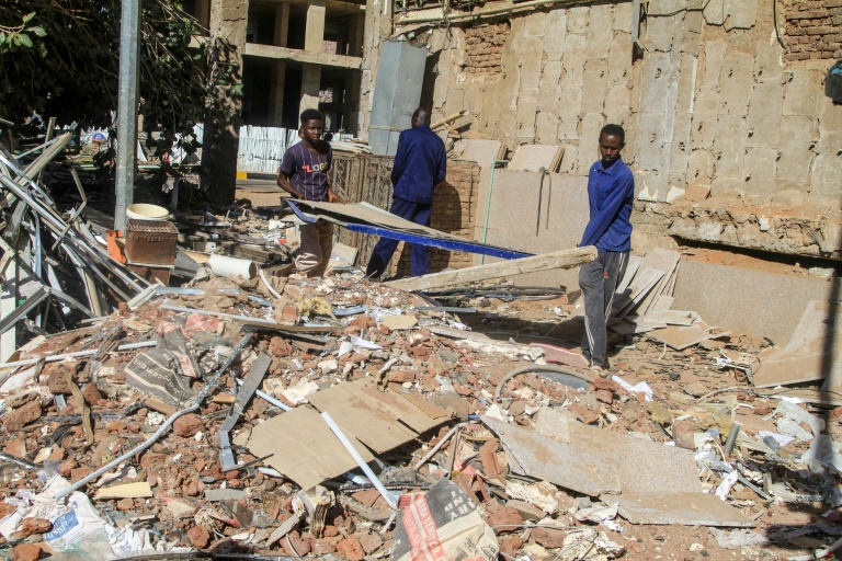 Des ouvriers de la construction s'affairent au milieu des débris, le 17 janvier 2025 à Khartoum