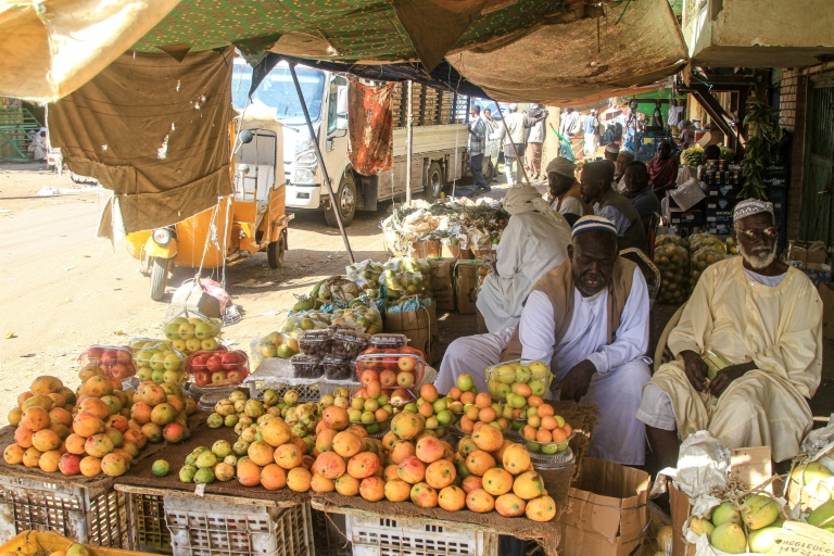 Des vendeurs de fruits assis devant leurs étals sur le marché central de Khartoum au Soudan, le 17 janvier 2025