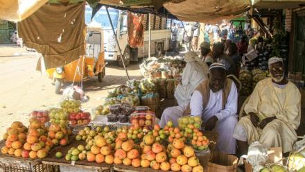 Des vendeurs de fruits assis devant leurs étals sur le marché central de Khartoum au Soudan, le 17 janvier 2025