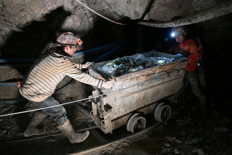 Des mineurs poussent un wagon chargé de minerais dans la mine du Cerro Rico, à Potosi, en Bolivie, le 19 février 2026