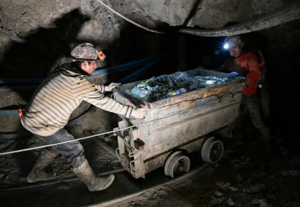 Des mineurs poussent un wagon chargé de minerais dans la mine du Cerro Rico, à Potosi, en Bolivie, le 19 février 2026