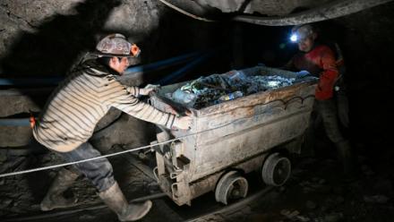 Des mineurs poussent un wagon chargé de minerais dans la mine du Cerro Rico, à Potosi, en Bolivie, le 19 février 2026