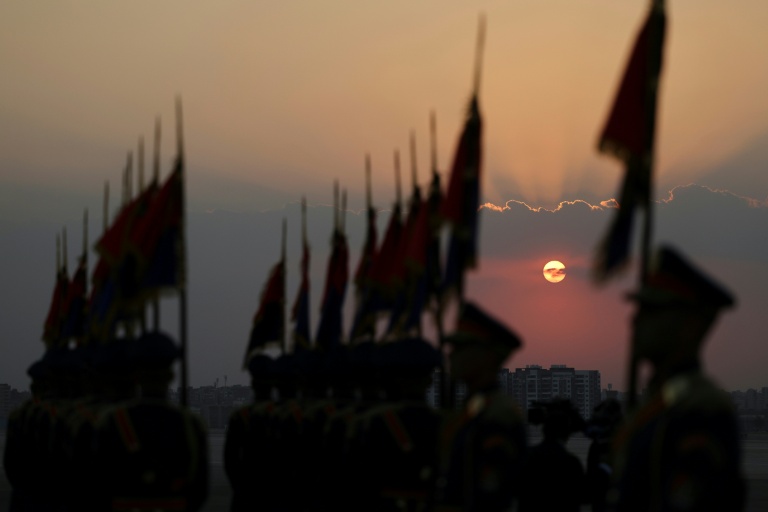 Des membres de la garde d'honneur égyptienne au garde à vous avant l'arrivée sur le tarmac de l'aéroport international du Caire du président chinois Xi Jinping, le 1er septembre 2026