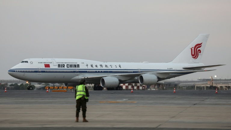 L'avion du président chinois Xi Jinping arrive sur l'aéroport international du Caire, le 1er septembre 2026