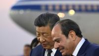 Le président chinois Xi Jinping (g) écoute son homologue égyptien Abdel Fattah al-Sissi à son arrivée sur le tarmac de l'aéroport international du Caire, le 1er septembre 2026