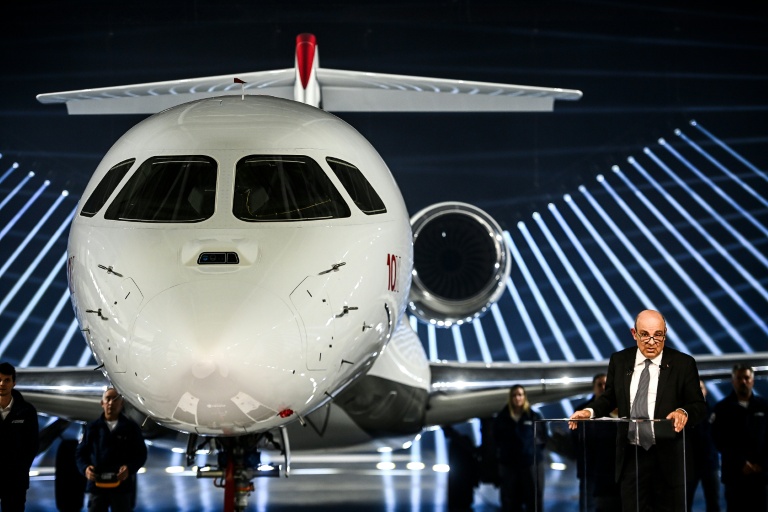 Le PDG de Dassault Eric Trappeir présente le nouveau jet d'affaires Falcon 10X à M2rignac, dans le sud-ouest de la France, le 10 mars 2026