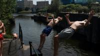 Deux garçons effectuent un salto arrière dans un canal à La Haye, le 26 juin 2026