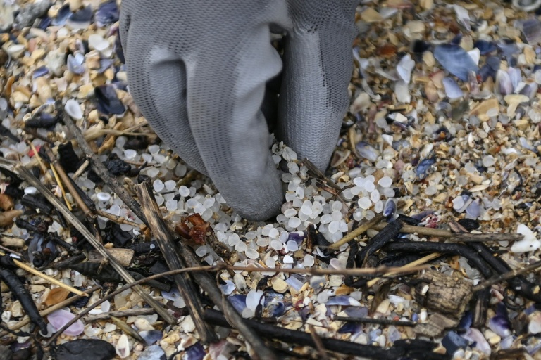 Des micro-plastiques collectés sur une plage à Corrubedo, dans le nord-ouest de l'Espagne, le 13 janvier 2024