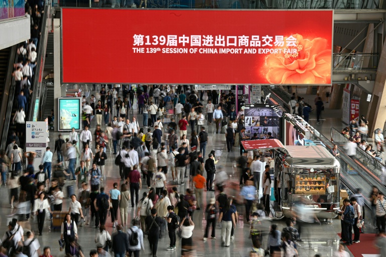 Le public venu visiter la Foire de Canton, en Chine, le 15 avril 2026