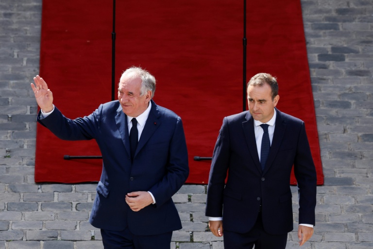 François Bayrou et Sébastien Lecornu le 10 septembre 2025 à l'Hôtel Matignon à Paris lors de la passation de pouvoir entre les deux hommes