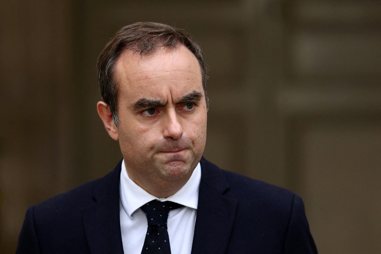 Sébastien Lecornu s'exprime à l'Hôtel Matignon après avoir démissionné de ses fonctions de Premier ministre , le 6 octobre 2025 à Paris