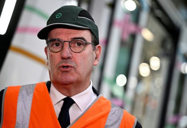 Jean Castex, portant une casquette de la RATP qu'il dirige, lors de la présentation des nouveaux métros MF19 construits par Alstom, à Bobigny (Seine-Saint-Denis), le 14 février 2025