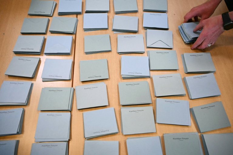 Dans un bureau de vote à Illkirch-Graffenstaden, pour les élections législatives, le 7 juillet 2024