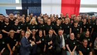 Le président français Emmanuel Macron pose avec les employers de l'usine Vorwerk, qui produit les appareils Thermomix, dans le cadre des "Choose France Days", à Donnemain-Saint-Mamès (Eure-et-Loir), le 29 mai 2026