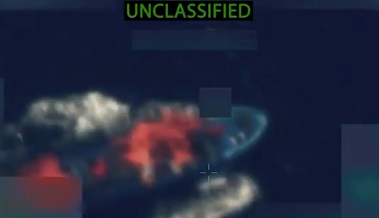 Image tirée d'une vidéo publiée par le secrétaire américain à la Défense Pete Hegseth sur son compte X, le 28 octobre 2025, montrant ce qu'il dit être l'un des quatre bateaux présumés de trafic de drogue dans l'océan Pacifique oriental détruit lors de frappes américaines