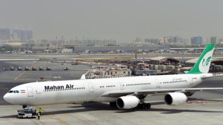 Un avion de la compagnie iranienne Mahan Air sur le tarmac de l'aéroport de Dubaï le 14 septembe 2017
