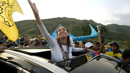 La dirigeante de l’opposition vénézuélienne et lauréate du prix Nobel de la paix Maria Corina Machado salue ses partisans à son arrivée à Caracas, le 25 octobre 2026