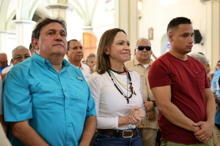 Photo fournie par le service de presse du parti Vente Venezuela, montre la dirigeante de l’opposition vénézuélienne, María Corina Machado, arrivant à l’église Santa Rosa, à Barquisimeto, au Venezuela, le 25 octobre 2026