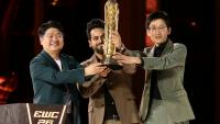 Le dirigeant de l'équipe chinoise All Gamers Le Kedeng (à gauche) brandit le trophée de l'Esports World Cup à Paris le 23 août 2026
