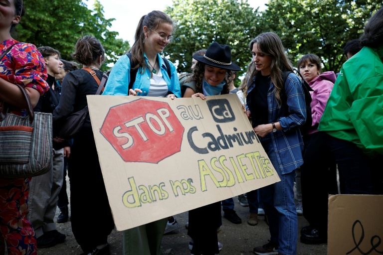 Des manifestants brandissent une pancarte sur laquelle on peut lire 