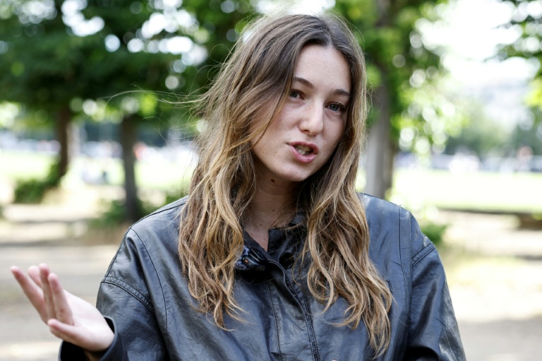 La militante écologiste Camille Etienne prend la parole lors d'une manifestation, aux côtés de députés, sur l'esplanade des Invalides à Paris, le 2 juin 2026
