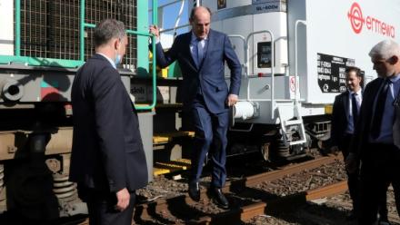 Le Premier ministre français Jean Castex (c) descend du train Perpignan-Rungis qui reprend du service à la gare de fret Saint Charles à Perpignan, le 22 octobre 2021