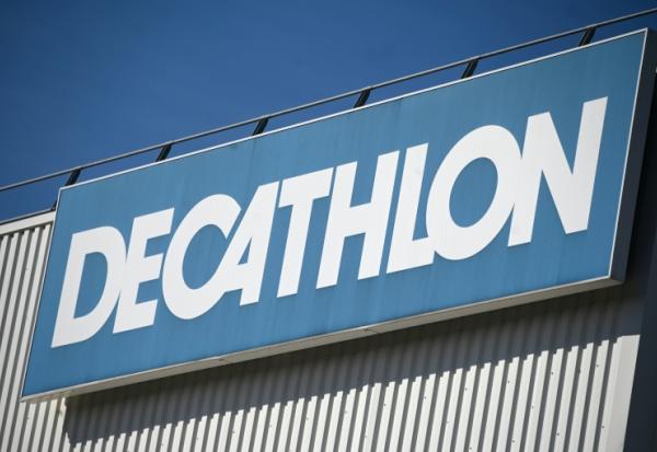 Decathlon veut acquérir 50% de Sport 2000 France, ont annoncé lundi les deux entreprises concurrentes, dont le rapprochement pourrait rebattre les cartes du marché de l'équipement sportif