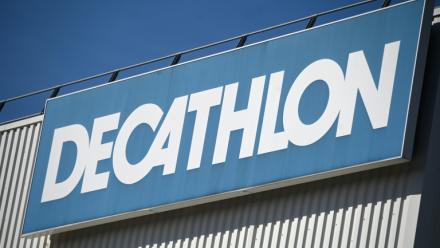 Decathlon veut acquérir 50% de Sport 2000 France, ont annoncé lundi les deux entreprises concurrentes, dont le rapprochement pourrait rebattre les cartes du marché de l'équipement sportif