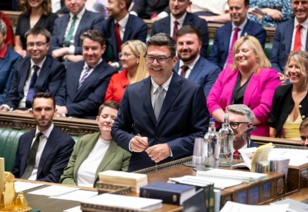 Photo diffusée par le Parlement britannique de Andy Burnham (au centre), nouveau député du Parti travailliste de Makerfield, à la suite de sa victoire lors de l'élection partielle, à la Chambre des communes à Londres, le 22 mai 2026