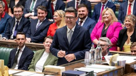 Photo diffusée par le Parlement britannique de Andy Burnham (au centre), nouveau député du Parti travailliste de Makerfield, à la suite de sa victoire lors de l'élection partielle, à la Chambre des communes à Londres, le 22 mai 2026