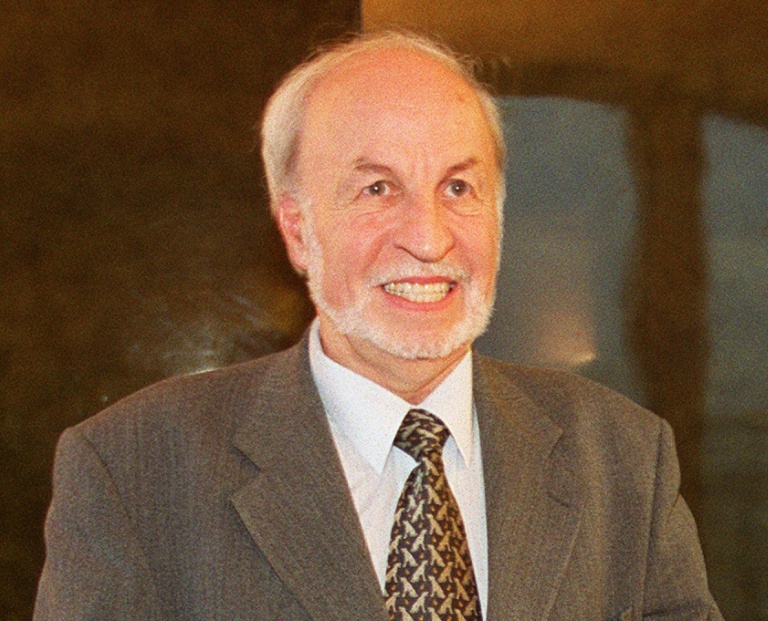 Louis Besson, alors secrétaire d'Etat au Logement, le 13 janvier 2000 à Paris