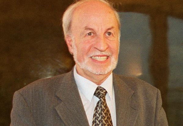 Louis Besson, alors secrétaire d'Etat au Logement, le 13 janvier 2000 à Paris