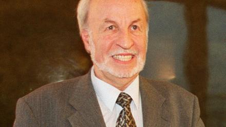 Louis Besson, alors secrétaire d'Etat au Logement, le 13 janvier 2000 à Paris