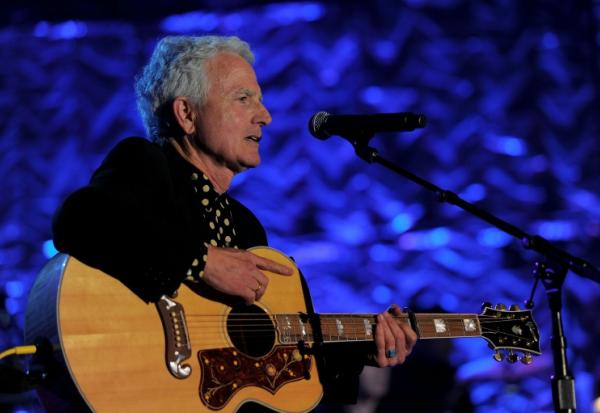 L'auteur-compositeur américain Billy Steinberg, l'un des plus prolifiques des années 1980 et 1990 et parolier de Madonna, en concert le 16 juin 2011 à New York. Il est décédé lundi à 75 ans en Californie. 
