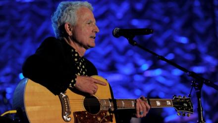 L'auteur-compositeur américain Billy Steinberg, l'un des plus prolifiques des années 1980 et 1990 et parolier de Madonna, en concert le 16 juin 2011 à New York. Il est décédé lundi à 75 ans en Californie. 
